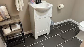 Asciugacapelli, asciugamani, sapone, shampoo
