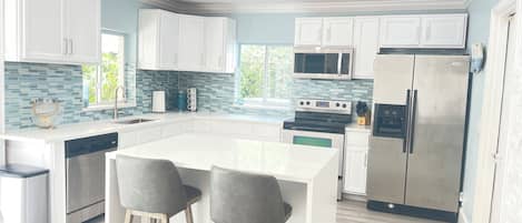 Køleskab, mikrobølgeovn, ovn, kogeplade