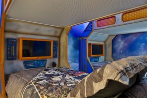 6 bedrooms, desk, iron/ironing board, travel cot
