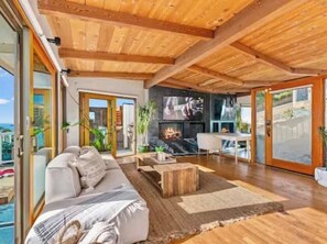 TV, fireplace, offices - Breathtaking Sunset Villa+Guesthouse+2 hot tubs (San Diego)