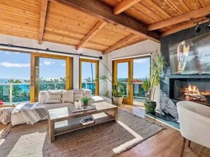 Een televisie, een open haard en een kantoor