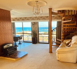 Smart-tv, böcker, ett musikbibliotek och en stereo