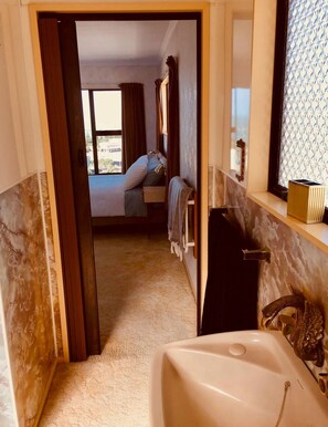 Dusch, bubbelbadkar, hårtork och handdukar