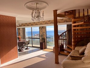 Smart TV, livros, biblioteca musical, aparelho de som