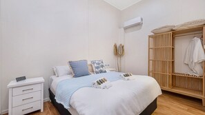 3 bedrooms, iron/ironing board, WiFi, bed sheets