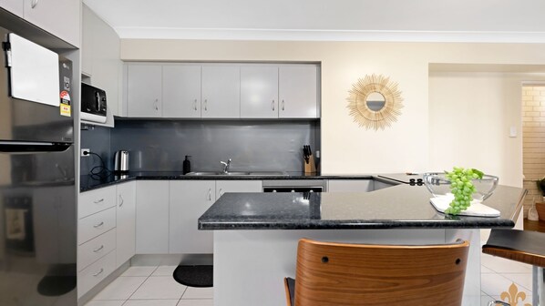 Réfrigérateur, micro-ondes, four, plaque de cuisson