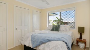 3 多间卧室、熨斗/熨衣板、WiFi、床单