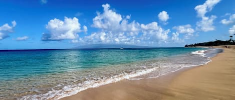 På stranden, solstolar och strandhanddukar