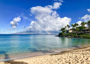 Sur la plage, chaise longue, serviettes de plage