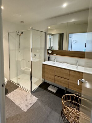 Douche, serviettes fournies, papier toilette