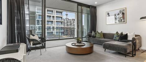 Deluxe-Apartment | Wohnzimmer | 55-Zoll-Smart-TV mit Digitalempfang, Netflix, Streaming-Dienste