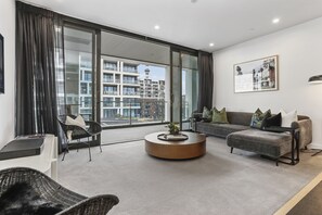 Deluxe Apartment | Living room | 55-inch Smart TV with digital channels, Netflix, streaming services - Elegant retreat in Wynyard Quarter (Auckland)