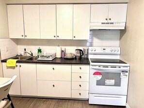 Kjøleskap, mikrobølgeovn, ovn og kokeplater