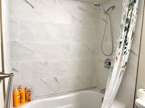 Secador de pelo, toallas, jabón y champú