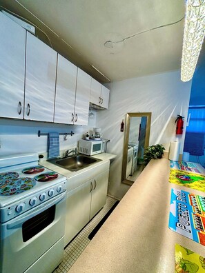 Kühlschrank, Mikrowelle, Herdplatte, Wasserkocher mit Kaffee-/Teezubehör