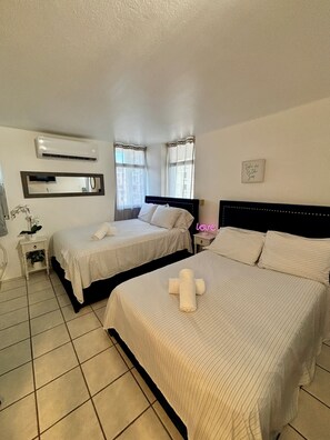 1 chambre, bureau, fer et planche à repasser, lit parapluie