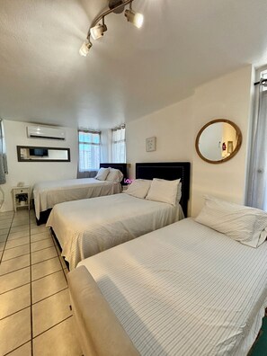 1 Schlafzimmer, Schreibtisch, Bügeleisen/Bügelbrett, Reisekinderbett