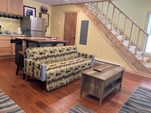 TV - Wapiti Cabin - a Wolf Crossing Cabin next to Yellowstone (Silver Gate)