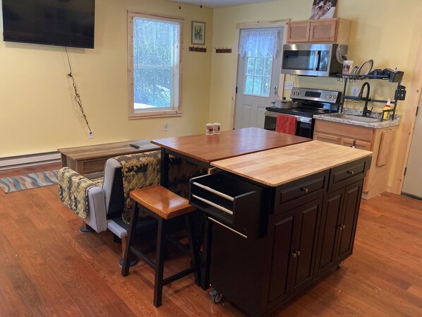 Private kitchen - Wapiti Cabin - a Wolf Crossing Cabin next to Yellowstone (Silver Gate)