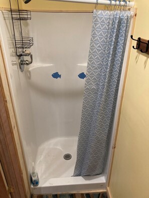 Een douche, handdoeken, toiletpapier