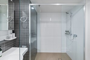 Shower, hair dryer, towels - Stylish Apartment with Study & free Parking (Brisbane)