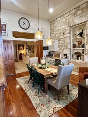 Dining - Main Street! Balcony! Sleeps 6! (Fredericksburg)