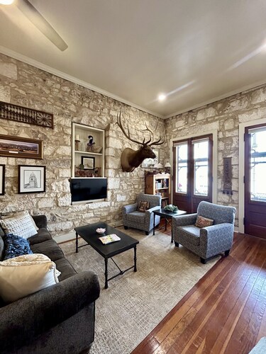 Main Street! Balcony! Sleeps 6!