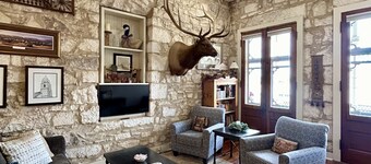 Main Street! Balcony! Sleeps 6!