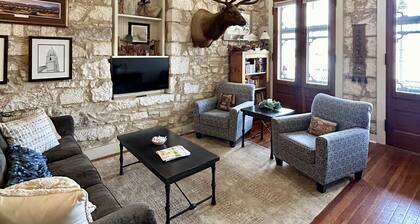 Main Street! Balcony! Sleeps 6!