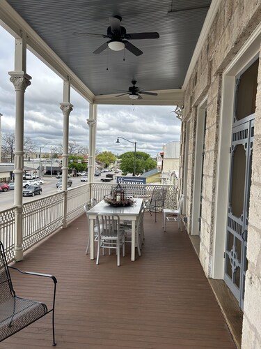 Main Street! Balcony! Sleeps 6!