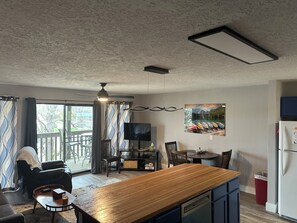 Smart TV - LAKEVIEW CONDO, only 3 steps into condo! Onsite parking and access to the lake.  (Lake Ozark)