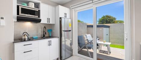 Frigorífic, microones, placa de cuina i cafetera i tetera