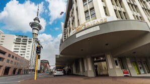 A hotel with a prominent sign reading "Heritage." - Urban Retreat in the Heritage Building (Auckland)