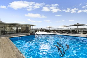 Indoor pool, outdoor pool - Urban Retreat in the Heritage Building (Auckland)