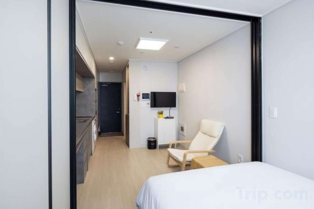 Blackout drapes, WiFi (free), bed sheets