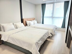 Double Twin Room | Blendingsgardiner, wi-fi (inkludert) og sengetøy