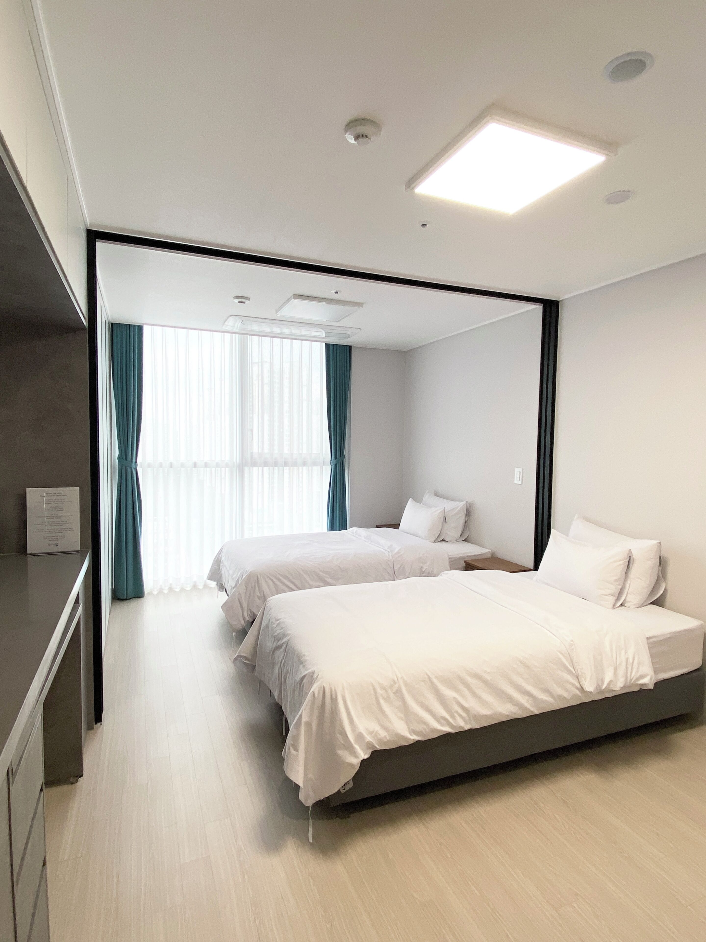 Quarto duplo | Cortinas blackout, Wi-Fi de cortesia, roupa de cama