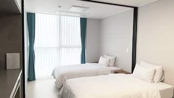 Quarto duplo | Cortinas blackout, Wi-Fi de cortesia, roupa de cama