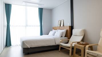 Cortinas blackout, wifi gratis y ropa de cama