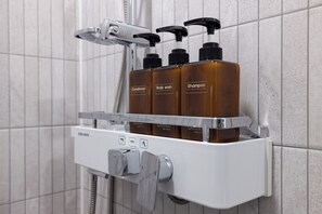 Shower, hair dryer, slippers, bidet - Grandbleu Hotel & Residence (Incheon)