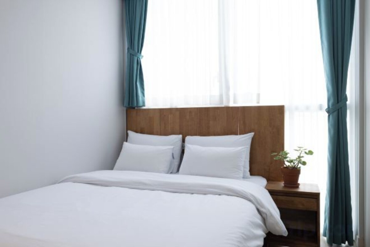 Blackout curtains, free WiFi, bed sheets