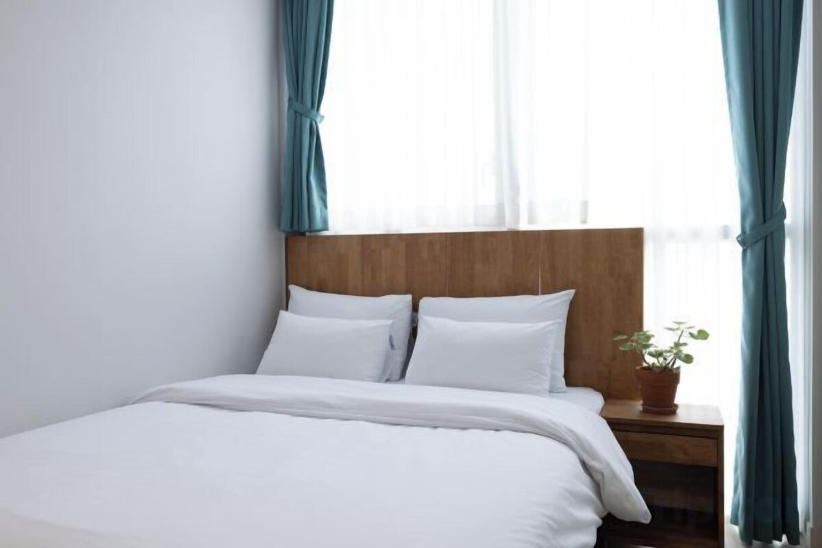 Blackout drapes, WiFi (free), bed sheets