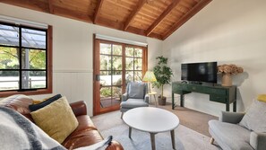 TV, fireplace, books - Jamieson Cottages - Cottage TWO - Sleeps 4 (Jamieson)