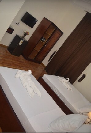 Kamar Double atau Twin | Brankas, didekorasi berbeda-beda, tirai kedap cahaya, dan kedap suara