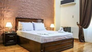 Camera doppia | Una cassaforte in camera, con stile personalizzato, tende oscuranti