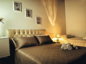 Standaard driepersoonskamer, uitzicht op bergen | Gratis wifi, beddengoed