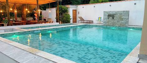 Innenpool, geöffnet von 10:00 Uhr bis 22:00 Uhr, Liegestühle