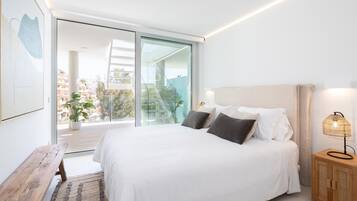 2 bedrooms, iron/ironing board, internet, bed sheets
