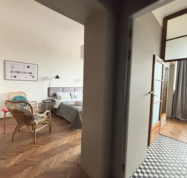 1 habitación, tabla de planchar con plancha, wifi y ropa de cama