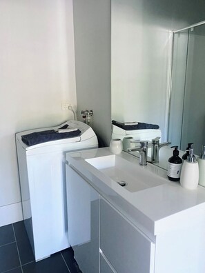 Haartrockner, Handtücher, Seife, Shampoo